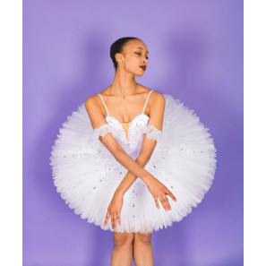 Handgefertigtes Performance-Tutu von Dolly Clothing in der Zürcher Filliale
