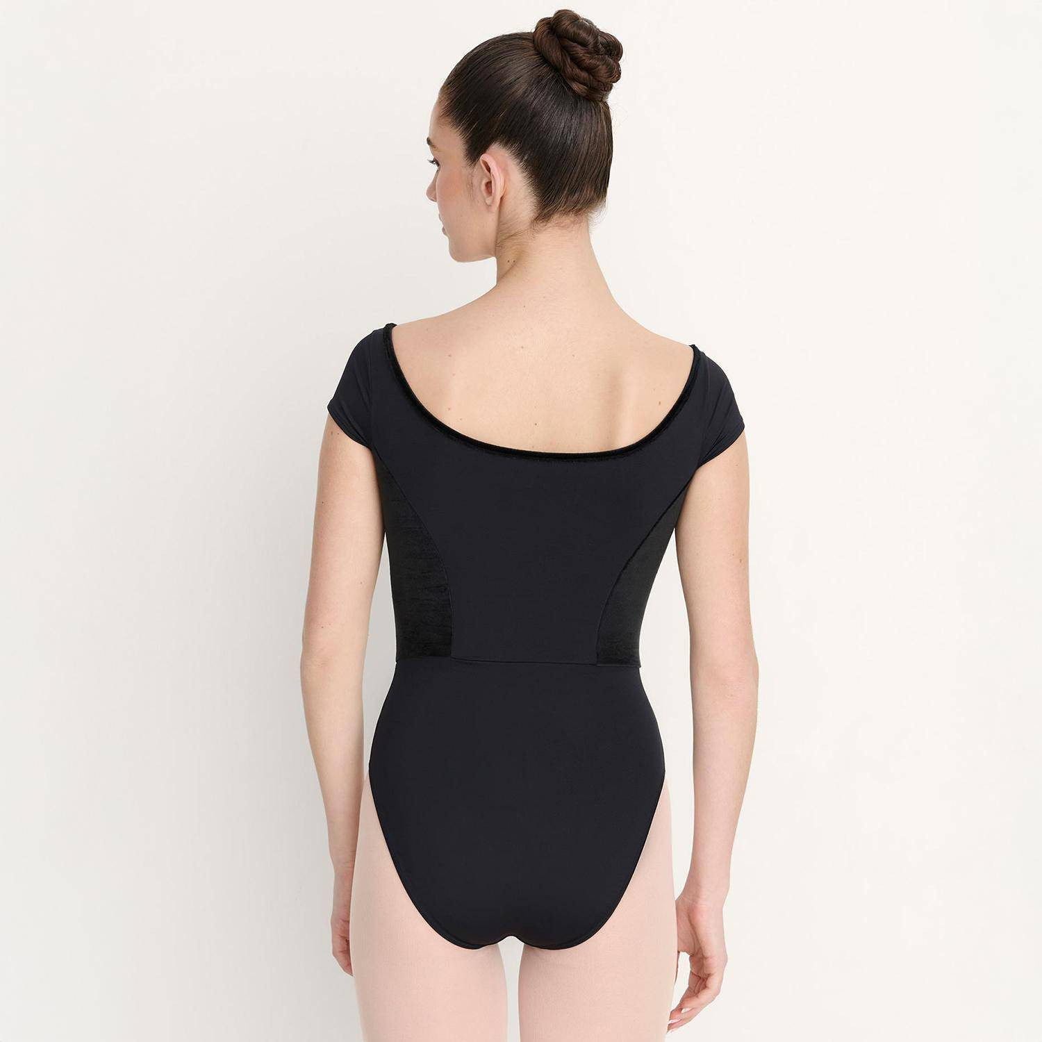 Ballett-Body mit kurzen Ärmeln, Samt und hohem Ausschnitt 31746 Intermezzo